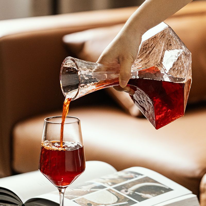 Diamond Decanter – Sculptural Carafe for Wine