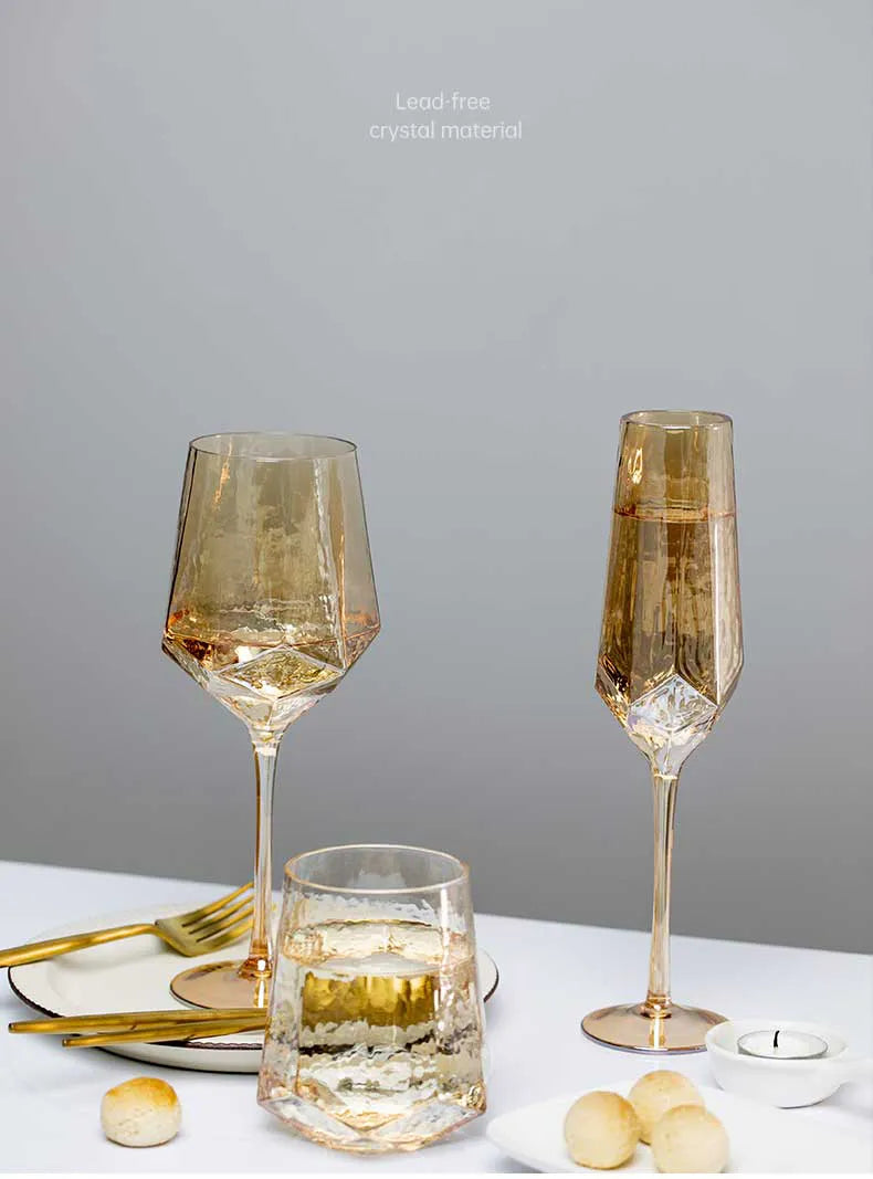 Luksuriøst Guld Ravfarvet Champagneglas – Nordisk Design | Blyfrit Krystalglas | Håndhamret Diamantmønster | Whisky & Vinglas