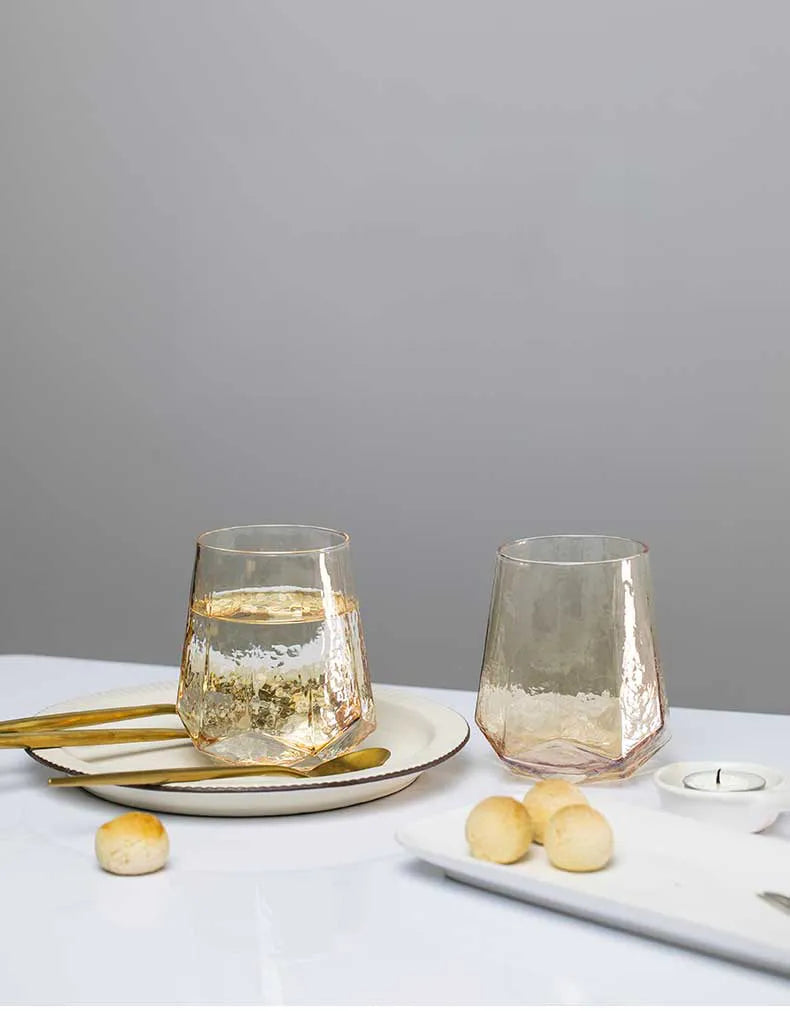 Luksuriøst Guld Ravfarvet Champagneglas – Nordisk Design | Blyfrit Krystalglas | Håndhamret Diamantmønster | Whisky & Vinglas