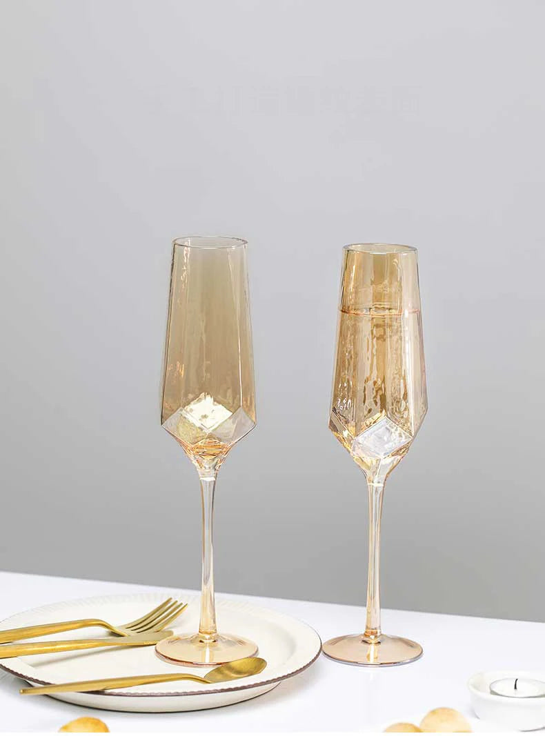 Luksuriøst Guld Ravfarvet Champagneglas – Nordisk Design | Blyfrit Krystalglas | Håndhamret Diamantmønster | Whisky & Vinglas