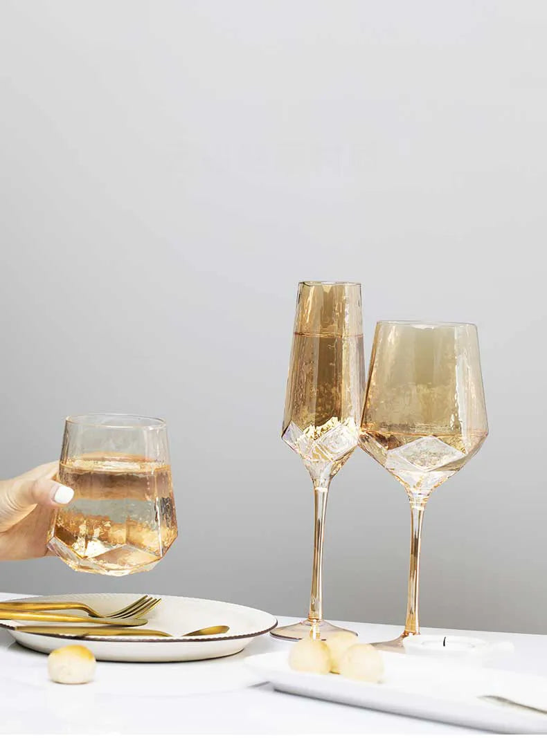 Luksuriøst Guld Ravfarvet Champagneglas – Nordisk Design | Blyfrit Krystalglas | Håndhamret Diamantmønster | Whisky & Vinglas