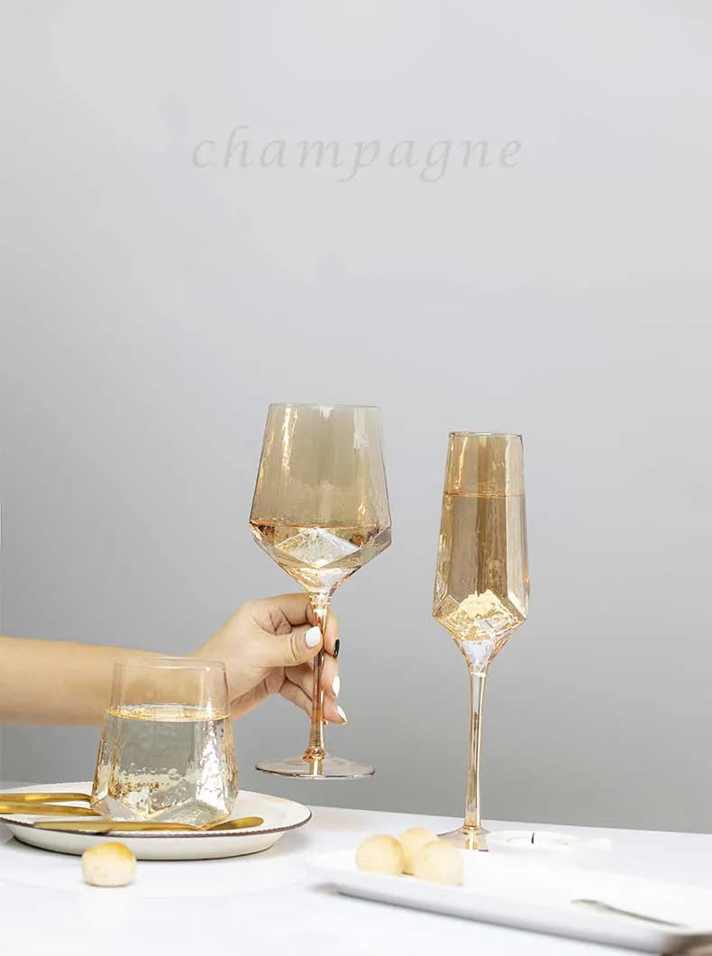 Luksuriøst Guld Ravfarvet Champagneglas – Nordisk Design | Blyfrit Krystalglas | Håndhamret Diamantmønster | Whisky & Vinglas