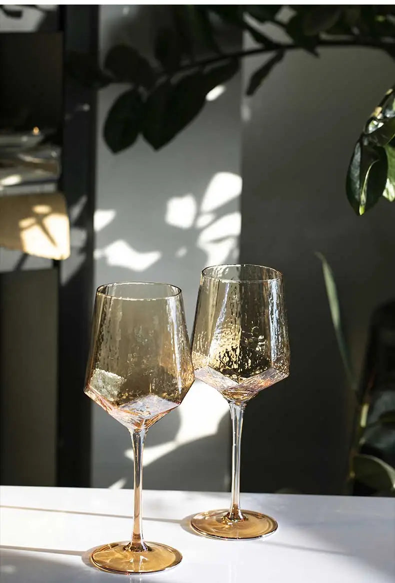 Luksuriøst Guld Ravfarvet Champagneglas – Nordisk Design | Blyfrit Krystalglas | Håndhamret Diamantmønster | Whisky & Vinglas